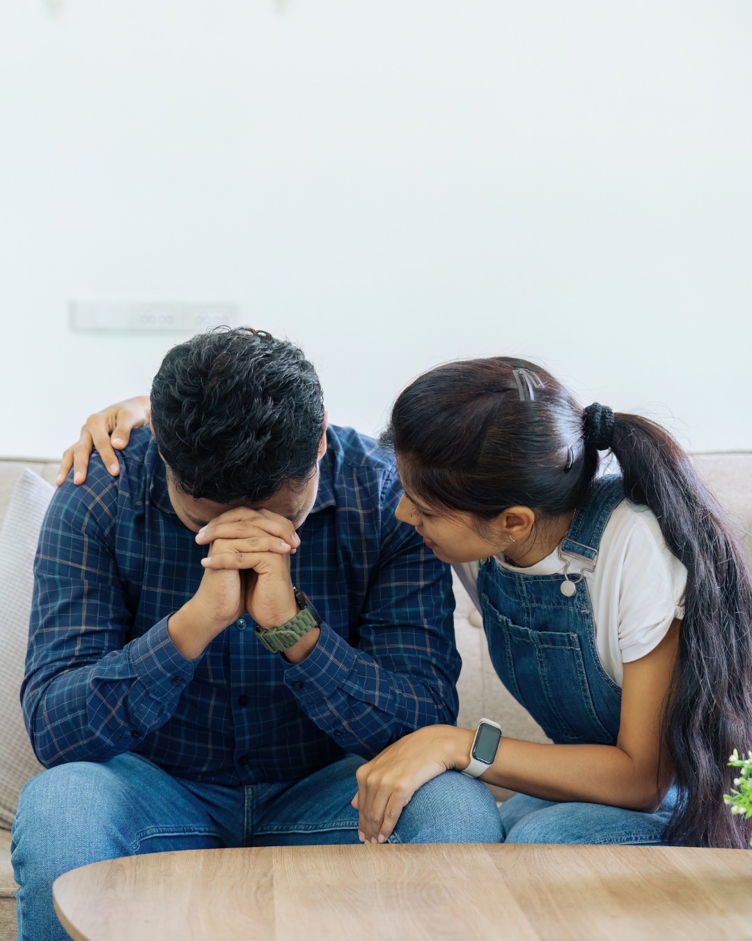 Ein liebevolles ‘Ich hab dich gehört’ ist manchmal wertvoller als jedes ‘Ich liebe dich’.“ ❤️
Denn echtes #Zuhören bedeutet mehr als nur hören. Es heißt: aufmerksam sein, da sein, sich zuwenden.

Gerade in Partnerschaften, Familien oder Freundschaften entstehen viele Missverständnisse. Meist nicht aus böser Absicht, sondern weil Worte nicht mehr richtig ankommen.
👂 Ein verpasstes „Wie war dein Tag?“
👂 Ein ungehörtes „Ich brauche dich gerade.“
👂 Ein zu leises „Ich hab dich gern.“

Das Gehör ist das Tor zur Verbindung und gutes Verstehen die Basis für Nähe.

👉 Wenn Sie merken, dass Gespräche anstrengender werden, dass Sie öfter nachfragen oder Ihr Gegenüber sich nicht mehr „gehört fühlt“, wird es Zeit für einen #Hörcheck.

Wir helfen Ihnen, die Verbindung zu dem, was zählt, zu stärken.
Denn echtes #Hören schafft echte Nähe.