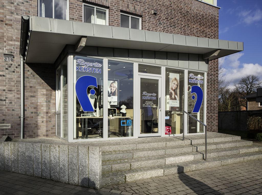 Schaufenster und Eingang der Hörgeräte Kersten Filiale Bad Oldesloe mit moderner Hörgeräte-Beratung