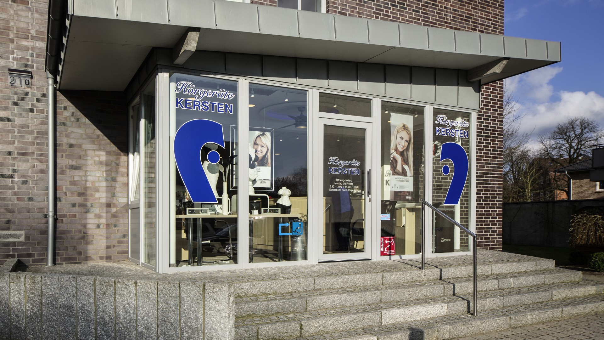 Schaufenster und Eingang der Hörgeräte Kersten Filiale Bad Oldesloe mit moderner Hörgeräte-Beratung