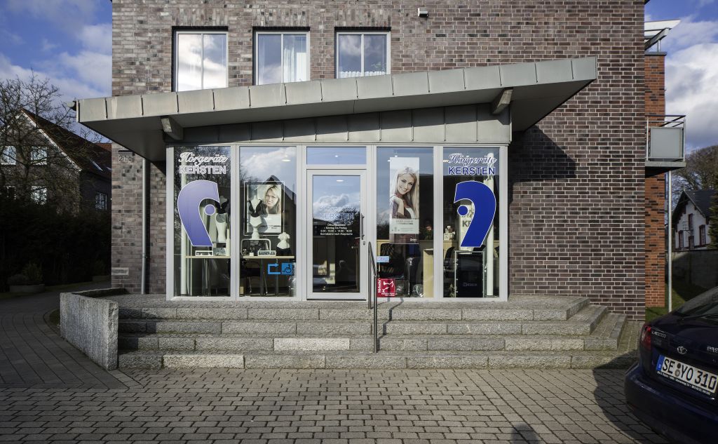 Außenansicht der Hörgeräte Kersten Filiale in Bad Oldesloe mit modernem Eingangsbereich und barrierefreiem Zugang
