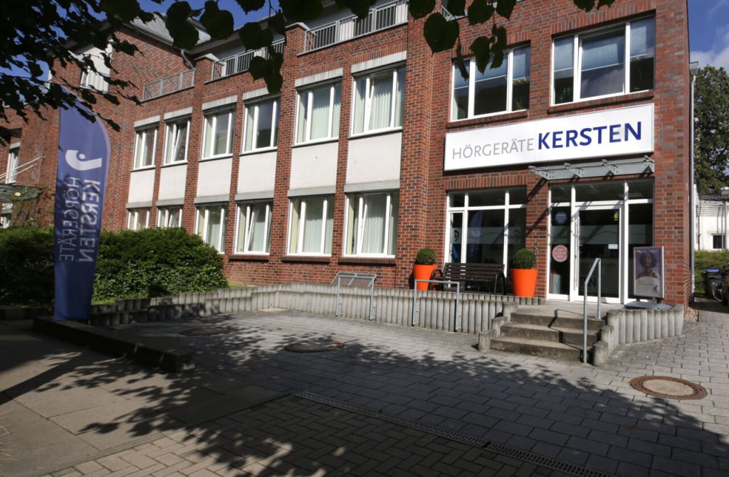 Außenansicht der Hörgeräte Kersten Filiale in Bad Schwartau mit modernem Eingangsbereich