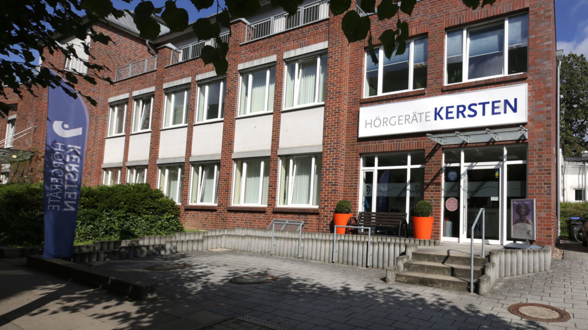 Außenansicht der Hörgeräte Kersten Filiale in Bad Schwartau mit modernem Eingangsbereich