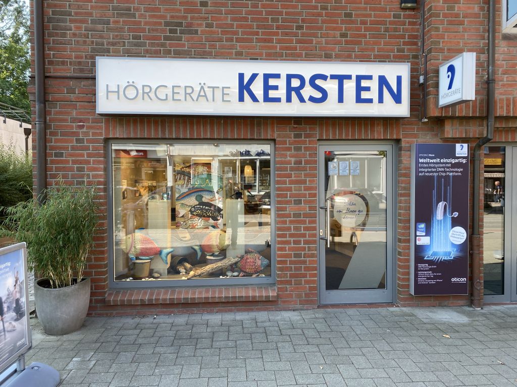 Außenansicht der Hörgeräte Kersten Filiale in Bargteheide mit modernem Fachgeschäft für Hörakustik