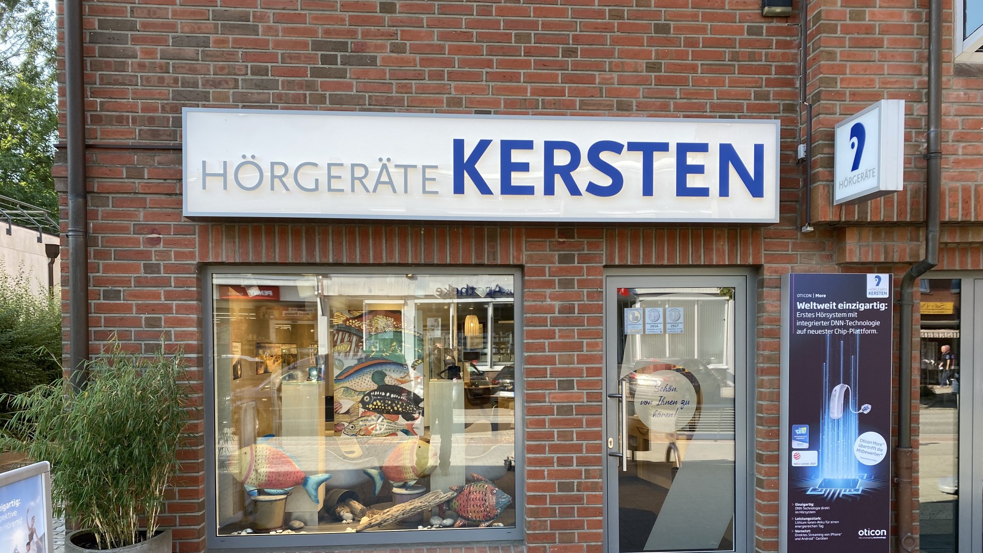 Außenansicht der Hörgeräte Kersten Filiale in Bargteheide mit modernem Fachgeschäft für Hörakustik