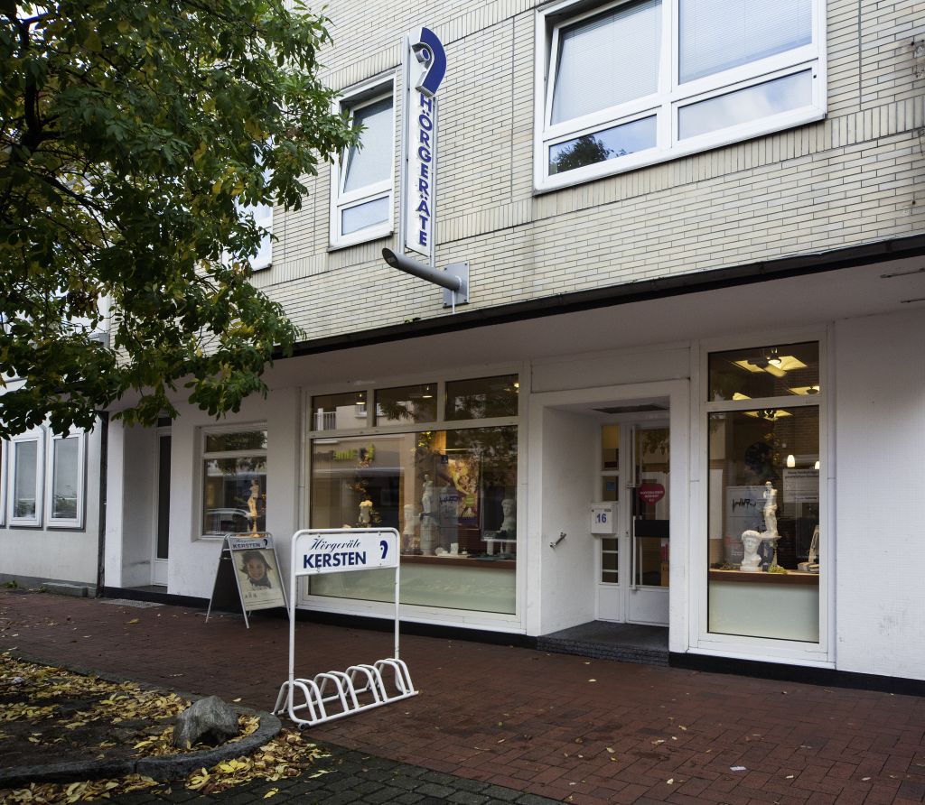 Außenansicht der Hörgeräte Kersten Filiale in Elmshorn mit zentral gelegenem Fachgeschäft für Hörakustik