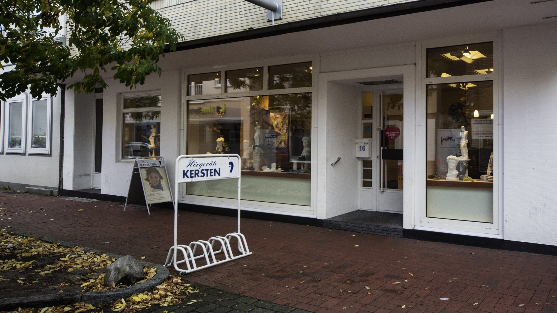 Außenansicht der Hörgeräte Kersten Filiale in Elmshorn mit zentral gelegenem Fachgeschäft für Hörakustik