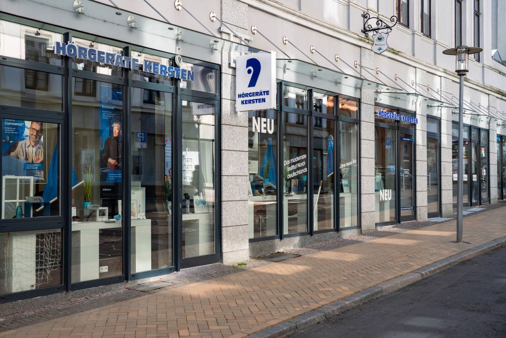 Außenansicht der modernen Hörgeräte Kersten Filiale in Flensburg mit zentraler Lage