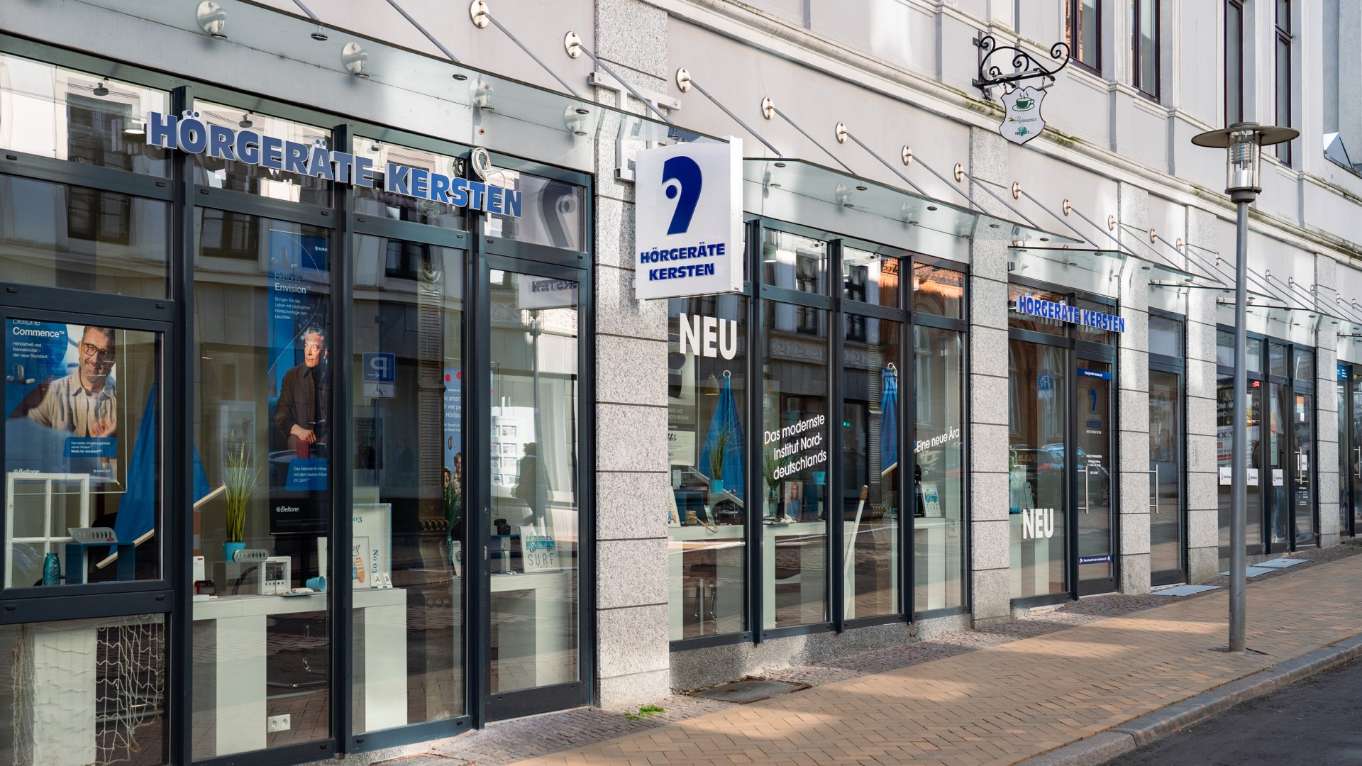Außenansicht der modernen Hörgeräte Kersten Filiale in Flensburg mit zentraler Lage