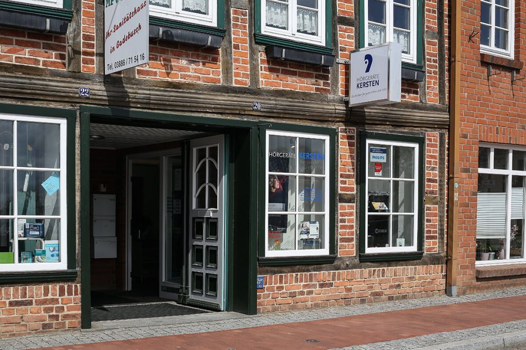 Außenansicht der Hörgeräte Kersten Filiale in Gadebusch in historischer Innenstadtlage