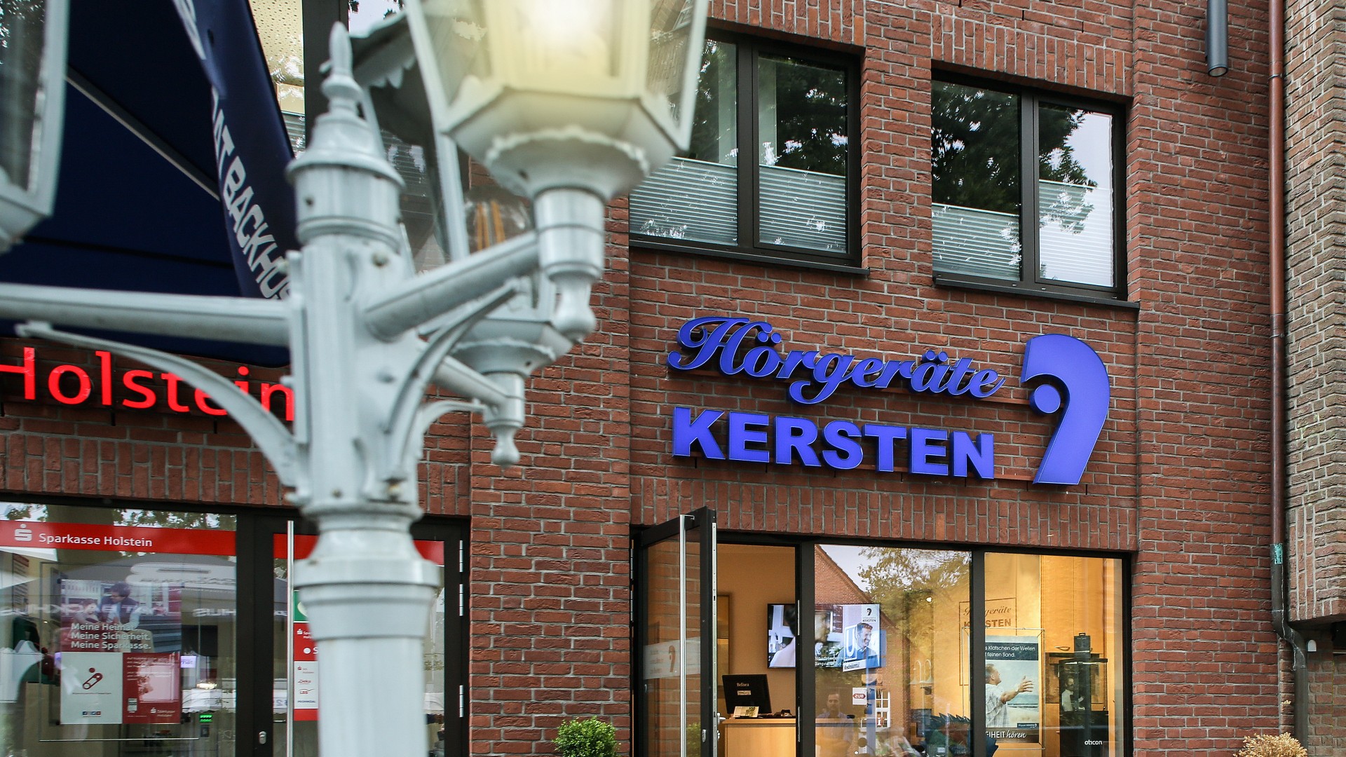 Außenansicht von Hörgeräte Kersten Großhansdorf mit einladendem Eingangsbereich