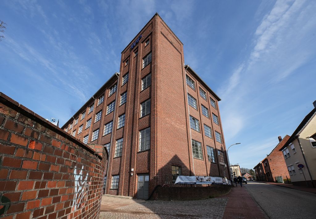 Historisches Gebäude der Hörgeräte-Kersten-Filiale Itzehoe Sandkuhle mit modernem Fachgeschäft für Hörakustik