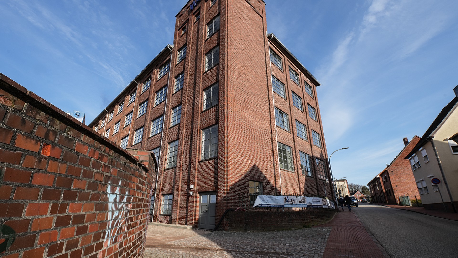 Historisches Gebäude der Hörgeräte-Kersten-Filiale Itzehoe Sandkuhle mit modernem Fachgeschäft für Hörakustik