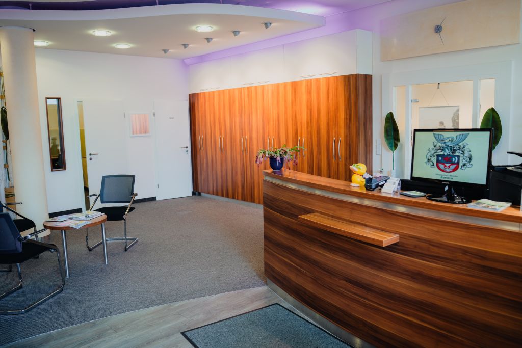 Empfangsbereich der Filiale mit stilvollem Interior-Design