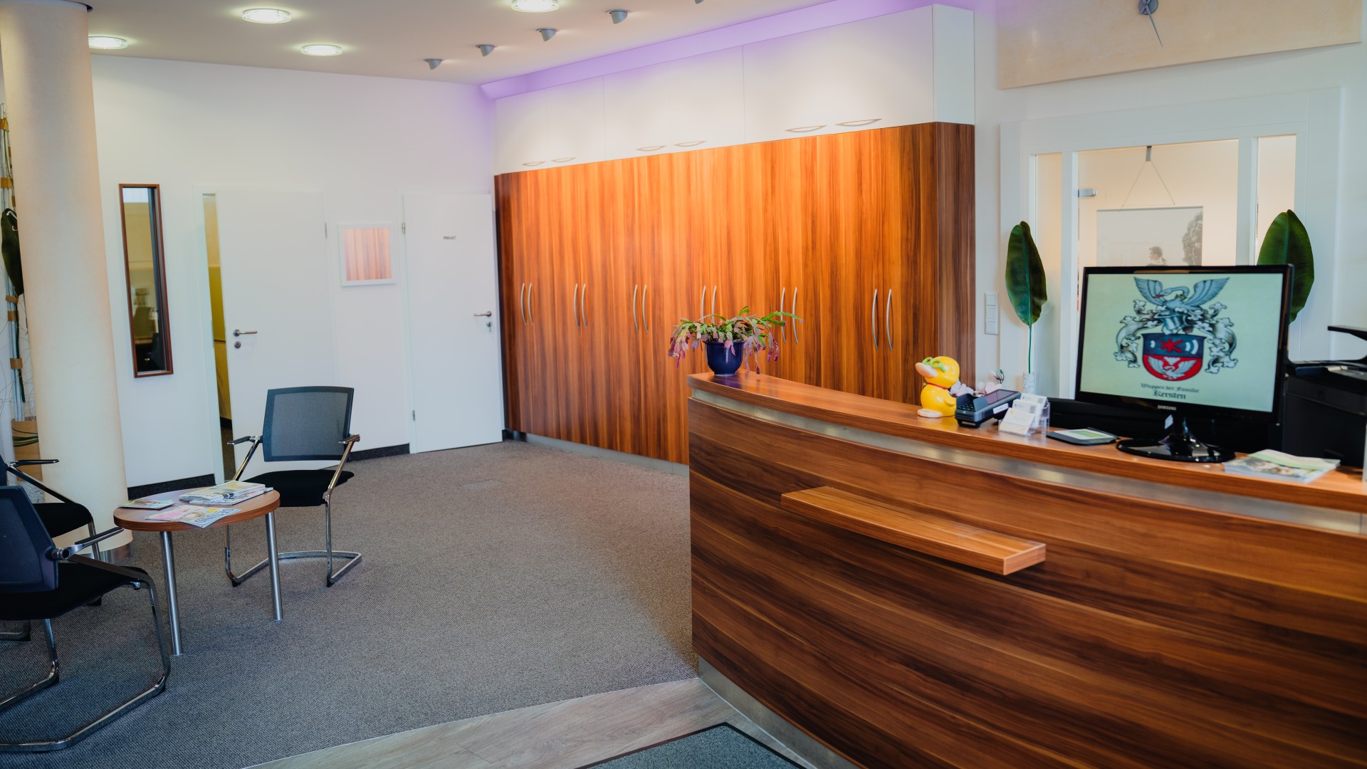 Empfangsbereich der Filiale mit stilvollem Interior-Design