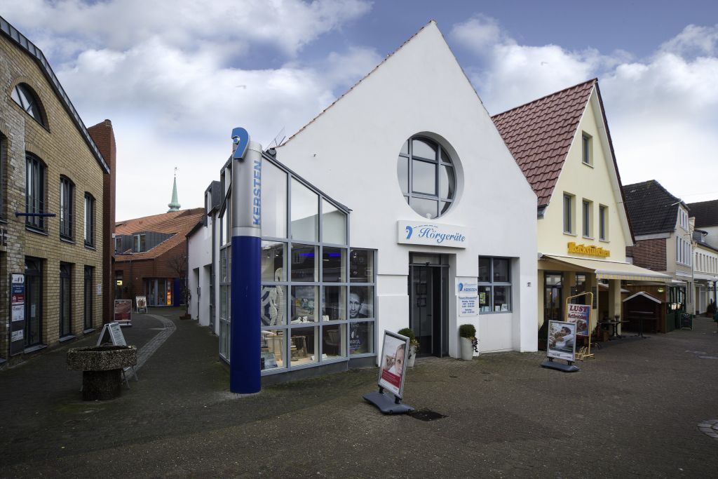 Außenansicht der Hörgeräte-Kersten-Filiale in Kappeln mit modernem Fachgeschäft für Hörakustik