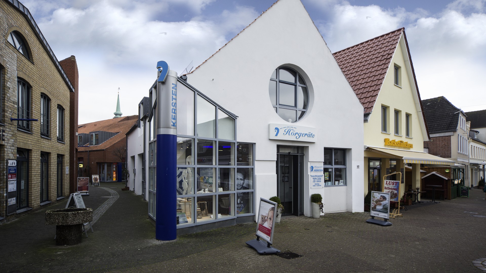 Außenansicht der Hörgeräte-Kersten-Filiale in Kappeln mit modernem Fachgeschäft für Hörakustik