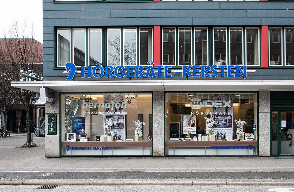 Außenansicht der Hörgeräte-Kersten-Filiale in Kiel mit modernem Fachgeschäft für Hörakustik