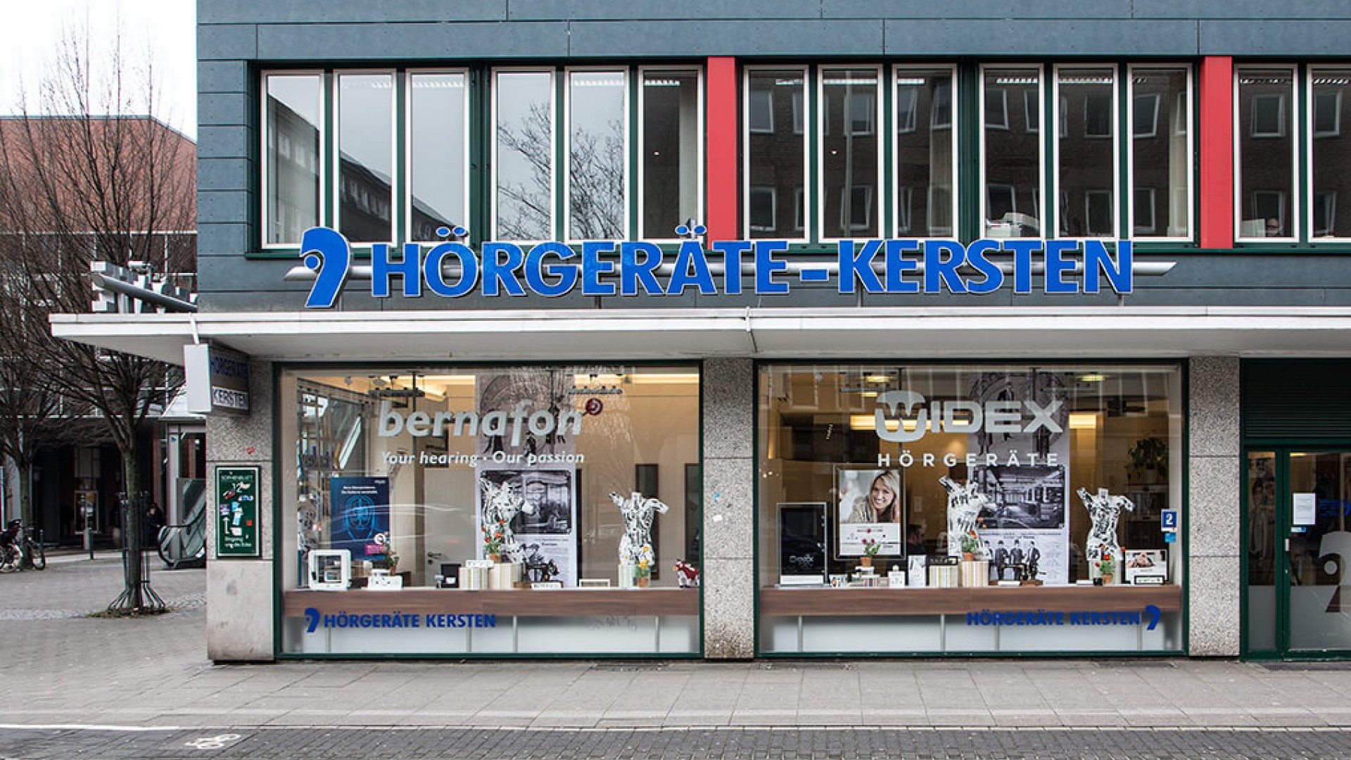 Außenansicht der Hörgeräte-Kersten-Filiale in Kiel mit modernem Fachgeschäft für Hörakustik