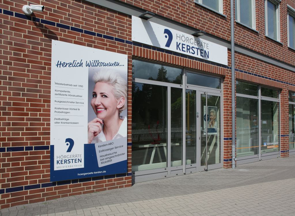 Eingang der Hörgeräte Kersten Filiale Lübeck-Moisling mit barrierefreiem Zugang und persönlicher Hörberatung