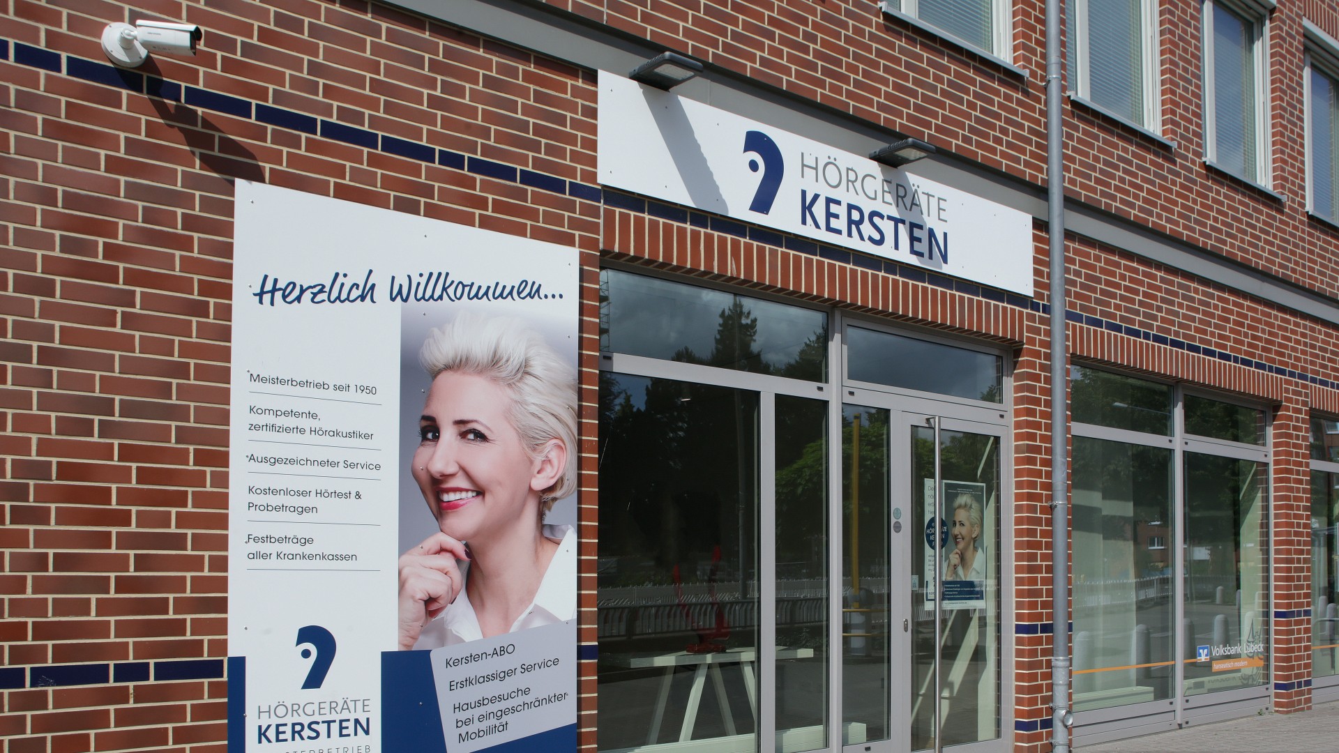 Eingang der Hörgeräte Kersten Filiale Lübeck-Moisling mit barrierefreiem Zugang und persönlicher Hörberatung