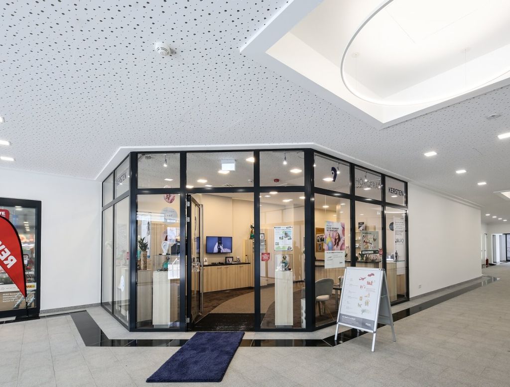 Eingang der Hörgeräte Kersten Filiale Lübeck MZM im Medizinischen Zentrum mit barrierefreiem Zugang und moderner Atmosphäre