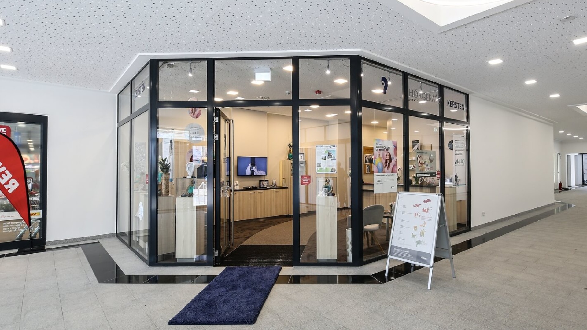 Eingang der Hörgeräte Kersten Filiale Lübeck MZM im Medizinischen Zentrum mit barrierefreiem Zugang und moderner Atmosphäre