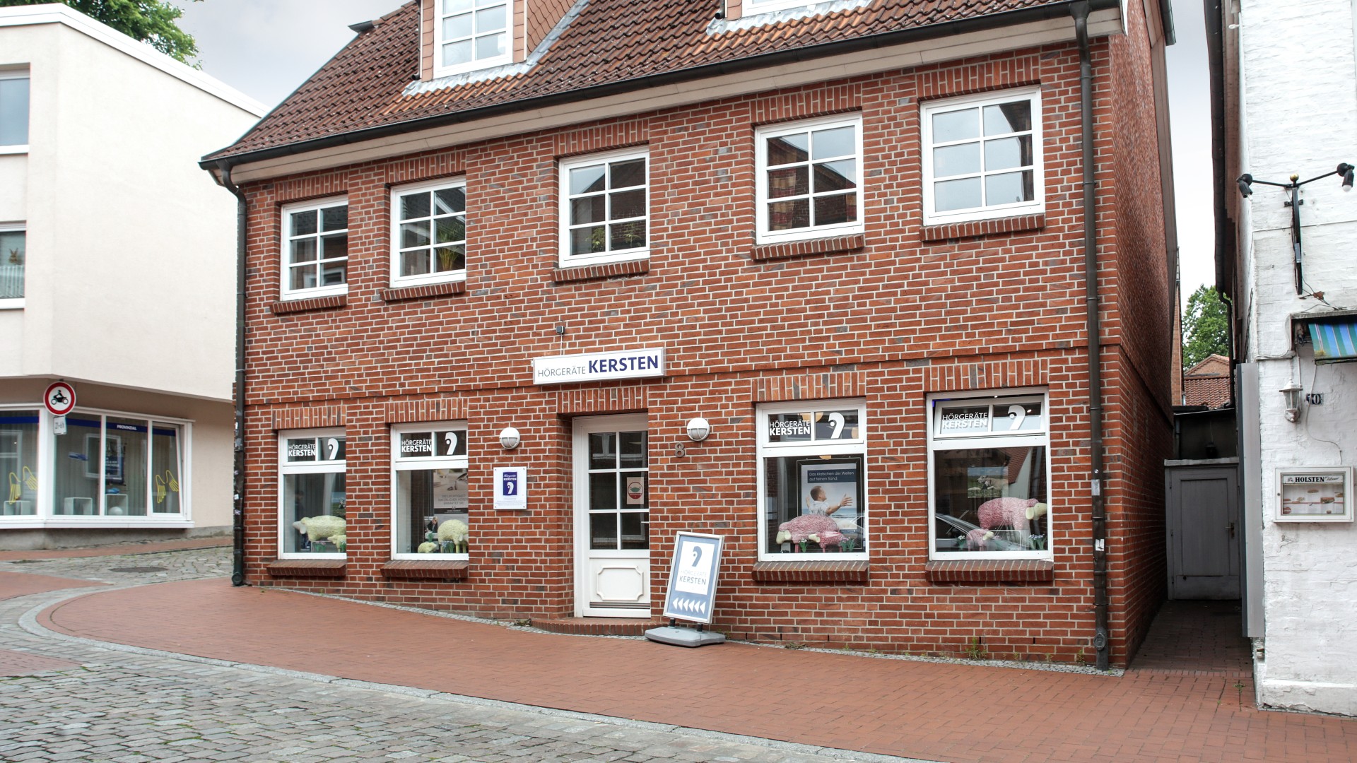 Außenansicht der Hörgeräte Kersten Filiale Lütjenburg in zentraler Lage mit einladendem Eingangsbereich