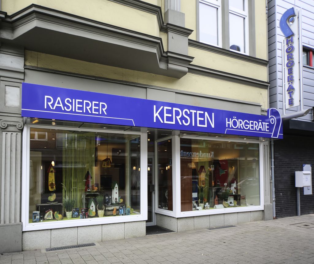 Außenansicht der Hörgeräte Kersten Filiale Neumünster mit modernem Eingangsbereich in zentraler Lage