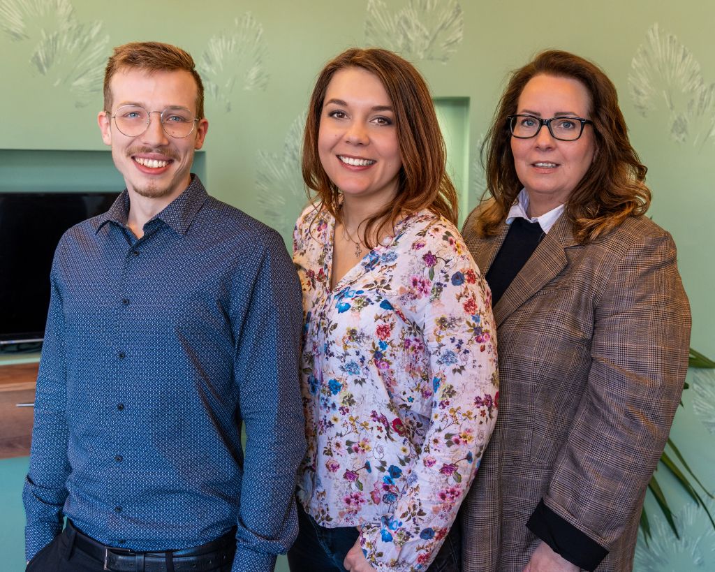 Heller und stilvoll eingerichteter Kundenbereich der Hörgeräte Kersten Filiale Reinfeld mit angenehmer Atmosphäre