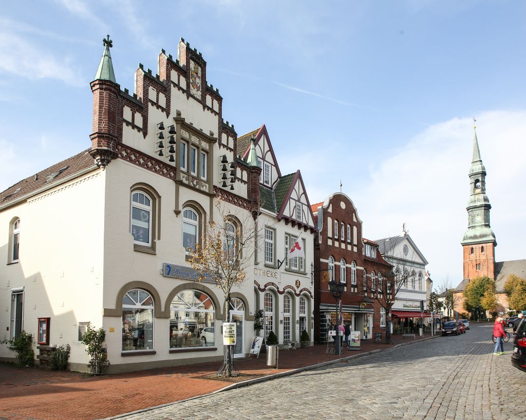 Außenansicht der Hörgeräte Kersten Filiale Tönning im historischen Stadtkern