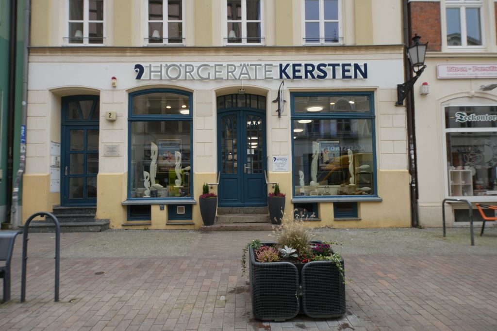 Außenansicht der Hörgeräte Kersten Filiale in Wismar – zentral gelegen in der historischen Altstadt