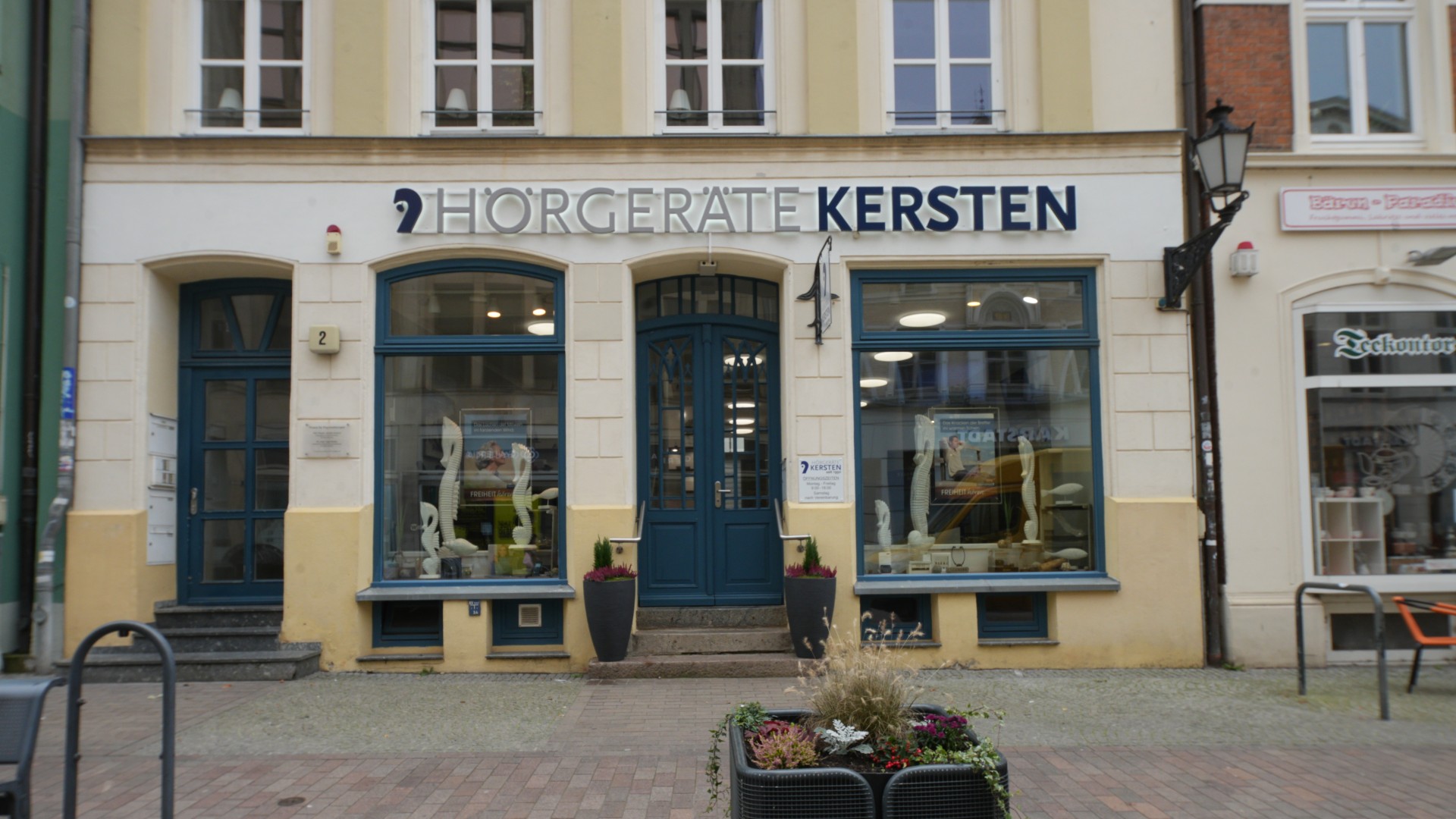 Außenansicht der Hörgeräte Kersten Filiale in Wismar – zentral gelegen in der historischen Altstadt