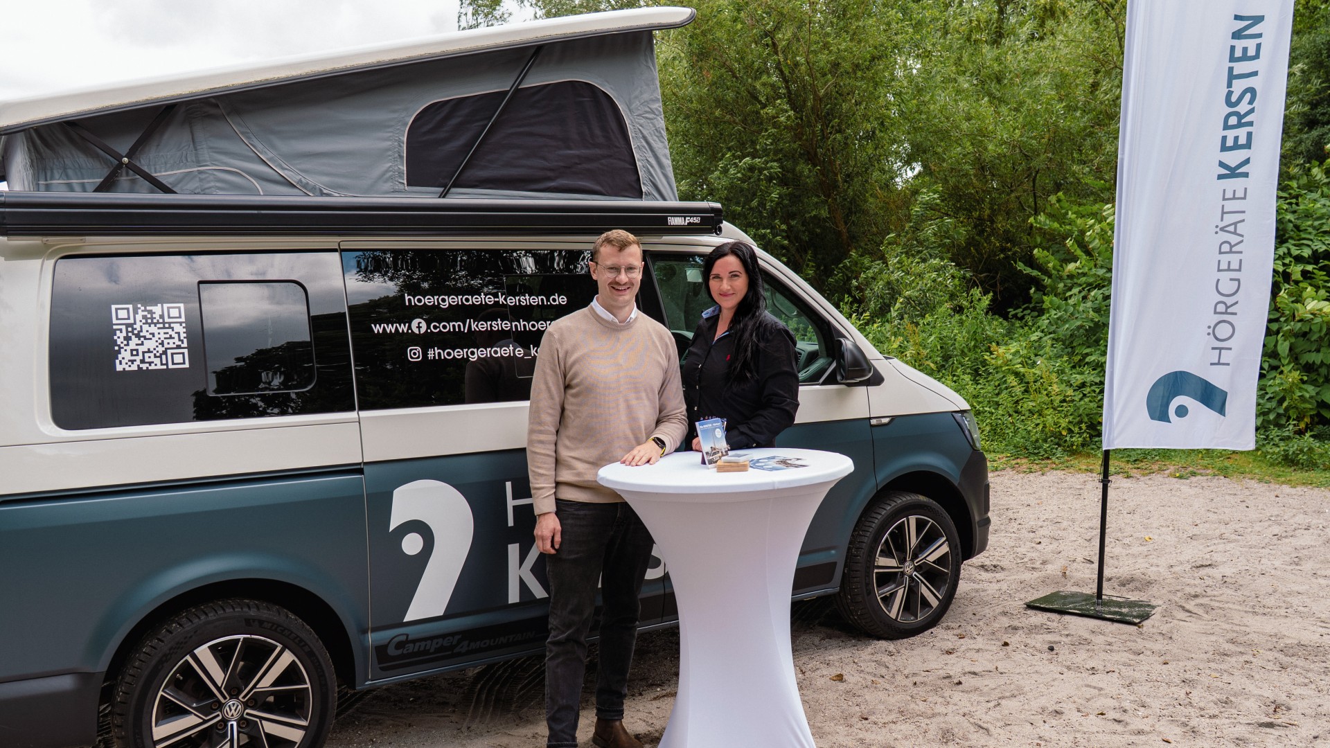 Mitarbeitende von Hörgeräte Kersten präsentieren das Hörmobil.