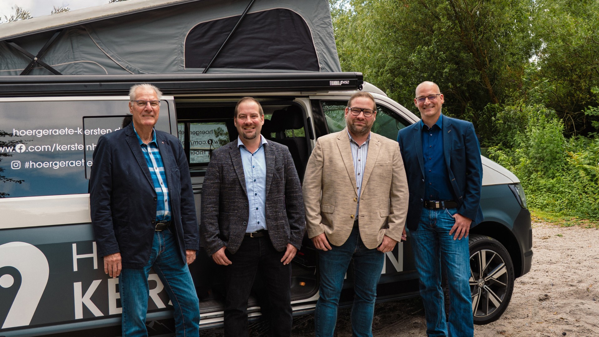 Das Team von Hörgeräte Kersten vor dem mobilen Beratungsfahrzeug – persönliche Hörakustik, individuelle Betreuung und moderner Service direkt vor Ort.